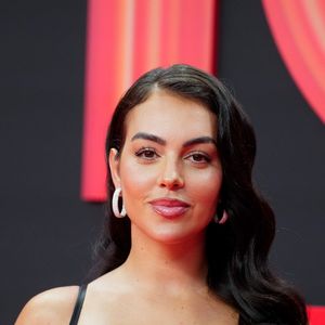 Le clou du spectacle ? Un immense décor à taille humaine. La petite Bella y a pris la pose avec une pancarte "Bella 4", montrant déjà une assurance digne de sa célèbre maman.

Soirée anniversaire des dix ans de Netflix en Espagne à la Galeria de Cristal.
Madrid - 10 juin 2025.

©BestImage