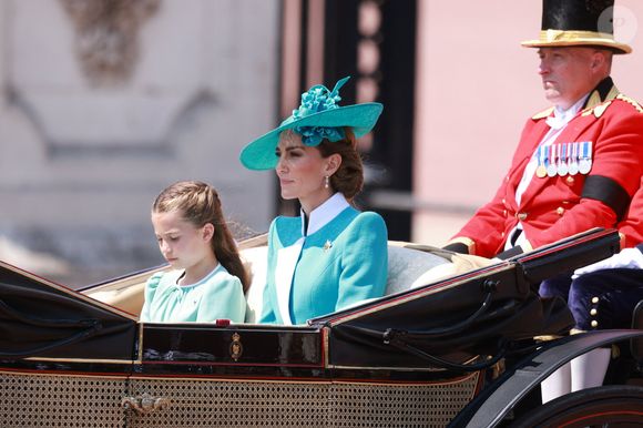 La princesse Charlotte de Galles, Catherine (Kate) Middleton, princesse de Galles, - Les membres de la famille royale britannique arrivent à Buckingham Palace pour la cérémonie Trooping the Colour à Londres, le 14 juin 2025. Affecté par le crash du Boeing 787 Dreamliner à Ahmedabad du 12 juin, le souverain et les officiels porteront un brassard noir en hommage aux plus de 270 victimes. Bon nombre d'elles étaient des ressortissants britanniques.
© Mirrorpix / Bestimage