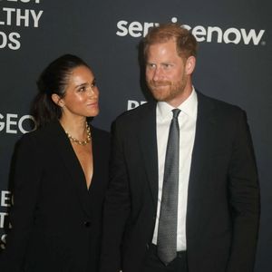 Le prince Harry, duc de Sussex et Meghan Markle, duchesse de Sussex, lors du 3ème gala annuel du projet "Healthy Minds" aux Spring Studios à New York, le 9 octobre 2025. Photo : Zuma Press / Bestimage