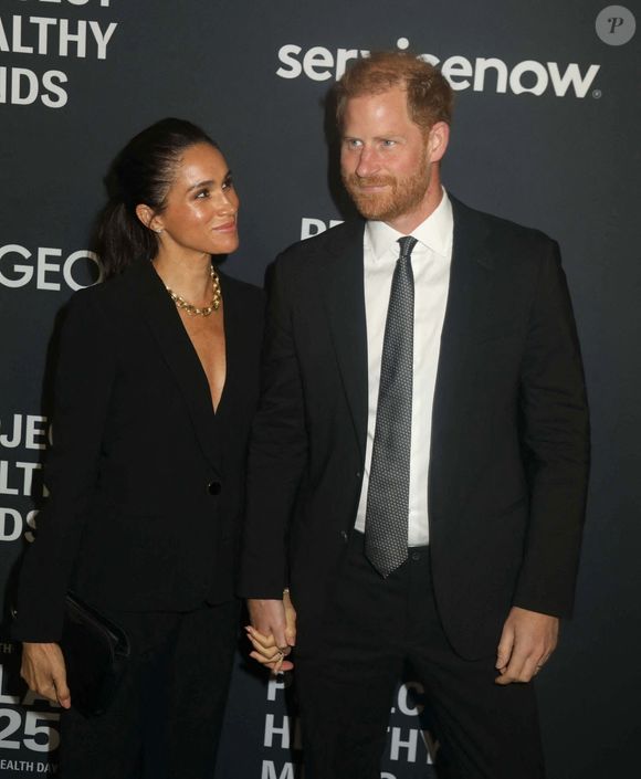 Le prince Harry, duc de Sussex et Meghan Markle, duchesse de Sussex, lors du 3ème gala annuel du projet "Healthy Minds" aux Spring Studios à New York, le 9 octobre 2025. Photo : Zuma Press / Bestimage