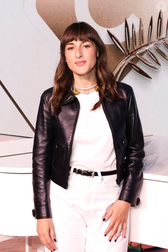 Exclusif - Juliette Armanet pose en backstage de l'émission "C à vous" lors du 78ème Festival International du Film de Cannes le 14 mai 2025.
 © Jack Tribeca / Bestimage