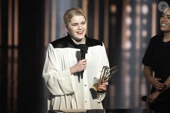 Zaho de Sagazan célèbre après avoir reçu le prix de l'artiste féminine de l'année lors de la 40e édition des Victoires de la Musique à La Seine Musicale le 14 février 2025 à Boulogne-Billancourt, France. Photo by David NIVIERE/ABACAPRESS.COM
