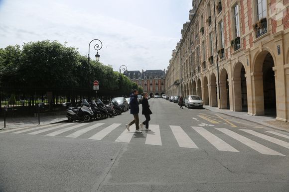De son côté, le milliardaire français détient un impressionnant portefeuille de demeures historiques dans la capitale.

Illustration Place des Vosges à Paris