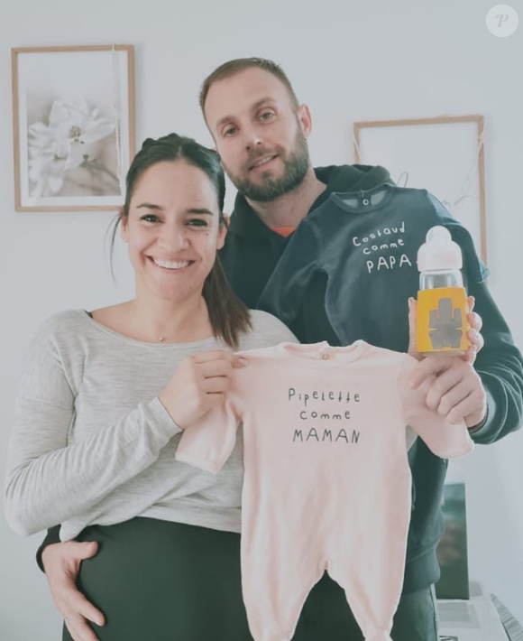 "Il ne fallait pas attendre plus parce qu'en effet elle a attrapé une jolie bronchiolite ainsi qu'un virus respiratoire. Ca fait tellement mal au cœur de la voir comme ça...", peut-on lire en légende de clichés partagés sur Instagram.

`Myriam et Thomas, couple d'aventuriers révélés dans "Koh-Lanta", agrandissent la famille Instagram