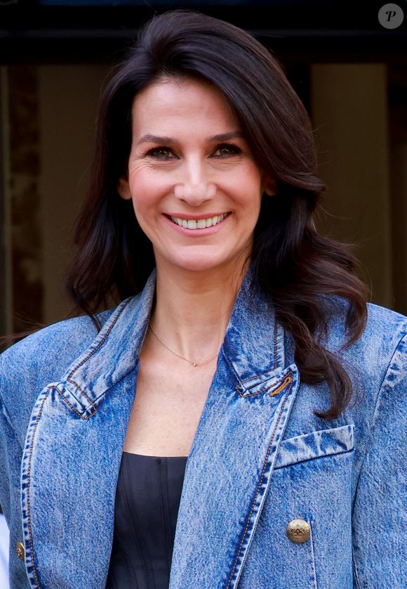 Cette bonne habitude, elle la doit à sa culture familiale.

Marie Drucker - Personnalités au défilé de mode Zimmermann collection prêt à porter printemps / été 2024 au palais de Tokyo à Paris le 2 octobre 2023.

© Christophe Aubert / Bestimage