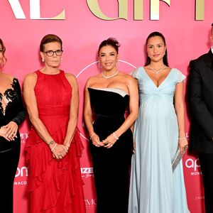 La princesse Stéphanie a donné le ton avec une robe longue rouge vif, sans manches, au col américain et au buste plissé.

Maria Bravo, la princesse Stéphanie de Monaco, Eva Longoria et Alexandra Leclerc (enceinte), guest lors de la seconde édition du Global Gift Gala à l'hôtel de Paris à Monaco, le 9 octobre 2026. Cette année, les bénéfices de cette soirée caritative iront à 3 associations, Fight Aids Monaco, Corazones Unidos et Global Gift Foundation. © Bruno Bebert / Bestimage