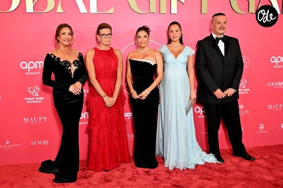 La princesse Stéphanie a donné le ton avec une robe longue rouge vif, sans manches, au col américain et au buste plissé.

Maria Bravo, la princesse Stéphanie de Monaco, Eva Longoria et Alexandra Leclerc (enceinte), guest lors de la seconde édition du Global Gift Gala à l'hôtel de Paris à Monaco, le 9 octobre 2026. Cette année, les bénéfices de cette soirée caritative iront à 3 associations, Fight Aids Monaco, Corazones Unidos et Global Gift Foundation. © Bruno Bebert / Bestimage