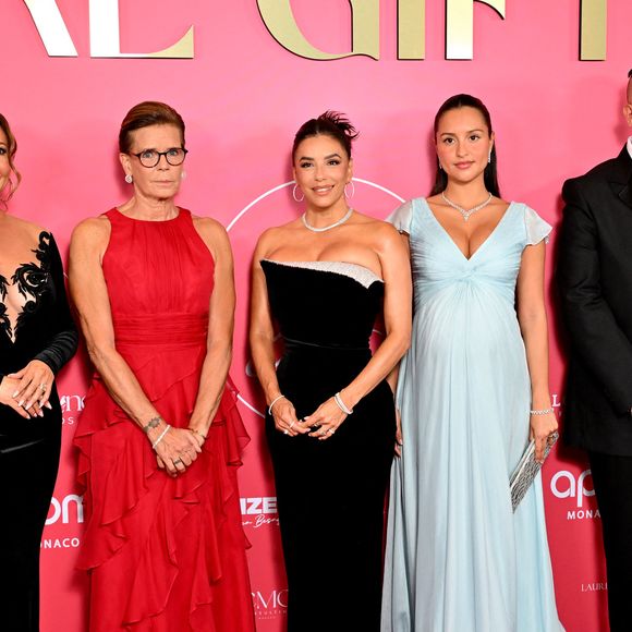 La princesse Stéphanie a donné le ton avec une robe longue rouge vif, sans manches, au col américain et au buste plissé.

Maria Bravo, la princesse Stéphanie de Monaco, Eva Longoria et Alexandra Leclerc (enceinte), guest lors de la seconde édition du Global Gift Gala à l'hôtel de Paris à Monaco, le 9 octobre 2026. Cette année, les bénéfices de cette soirée caritative iront à 3 associations, Fight Aids Monaco, Corazones Unidos et Global Gift Foundation. © Bruno Bebert / Bestimage