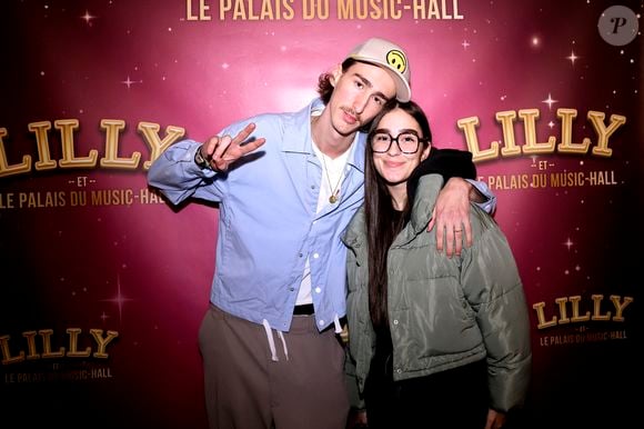 Venu accompagné de sa petite amie Cassandra, Lenny s’est montré particulièrement à l’aise face à l’objectif...

Exclusif - Lenny (Star academy 2025) et sa compagne Cassandra à la première du spectacle "Lilly et le Palais du Music-Hall" au théâtre de la Tour Eiffel à Paris, France, le 29 novembre 2025. © Cédric Perrin/Bestimage