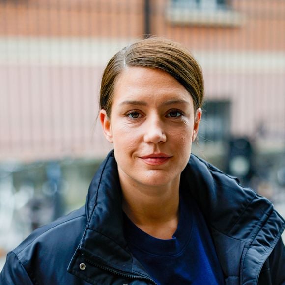 Exclusif - Adèle Exarchopoulos arrive pour la promotion de son dernier film "Chien 51" dans les studios de NRJ pour l'émission de radio sur Camille Combal sur NRJ à Paris, France, le 13 octobre 2025. © Julien Sarkissian/Bestimage