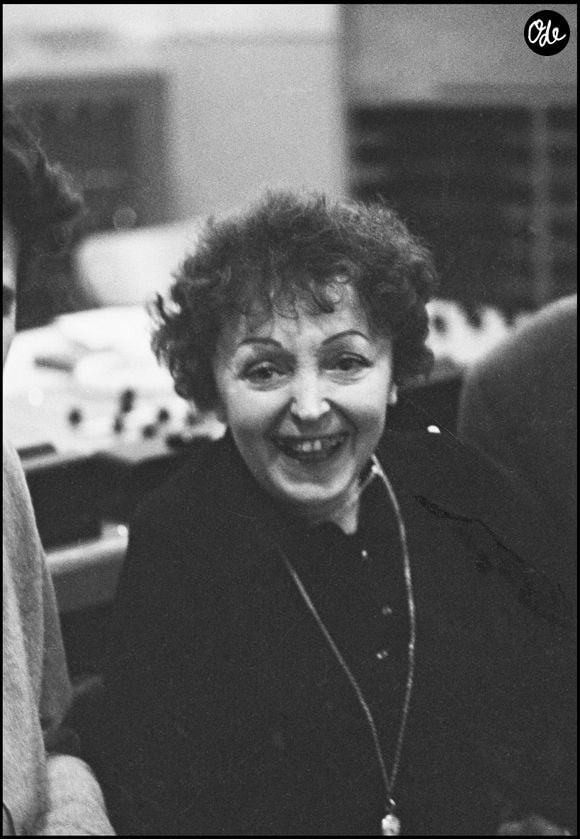 Edith Piaf en studio à Paris en 1963. 
DANIEL ANGELI / BESTIMAGE