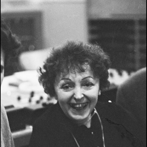 Edith Piaf en studio à Paris en 1963. 
DANIEL ANGELI / BESTIMAGE