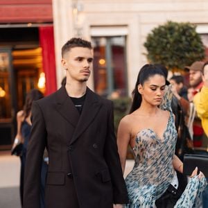 Roméo Beckham et sa compagne Kim Turnbull sortent de l'hôtel La Réserve Paris - Hotel and Spa pour se rendre au défilé de Victoria en marge de la Fashion Week de Paris (PFW), à Paris, France, le 7 mars 2025. © Tiziano da Silva/Bestimage