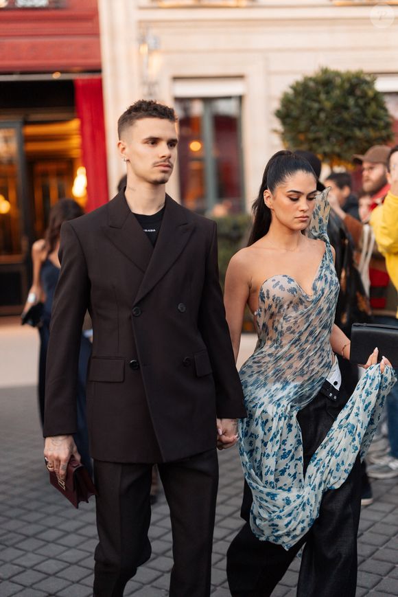 Roméo Beckham et sa compagne Kim Turnbull sortent de l'hôtel La Réserve Paris - Hotel and Spa pour se rendre au défilé de Victoria en marge de la Fashion Week de Paris (PFW), à Paris, France, le 7 mars 2025. © Tiziano da Silva/Bestimage