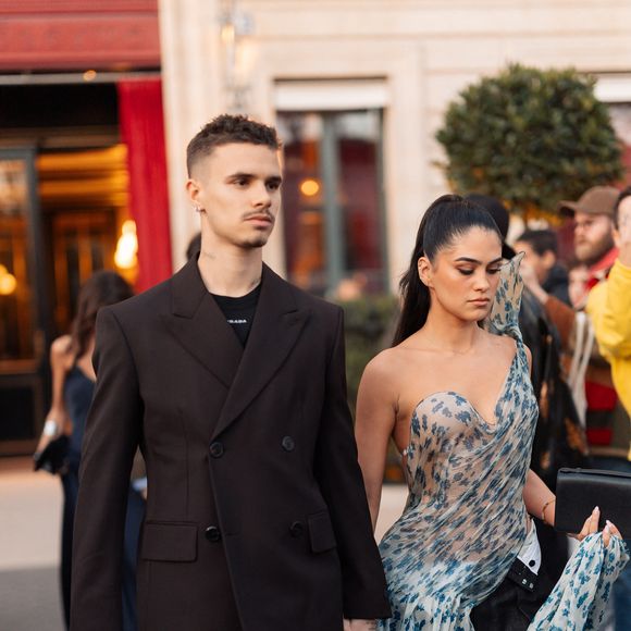 Roméo Beckham et sa compagne Kim Turnbull sortent de l'hôtel La Réserve Paris - Hotel and Spa pour se rendre au défilé de Victoria en marge de la Fashion Week de Paris (PFW), à Paris, France, le 7 mars 2025. © Tiziano da Silva/Bestimage