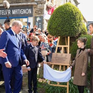 Le prince Albert II de Monaco, Le prince Jacques de Monaco, marquis des Baux, La princesse Gabriella de Monaco, comtesse de Carladès, La princesse Charlène de Monaco, Jean-René Carfantan, maire de Matignon lors d'une visite à Matignon le 9 avril 2025.
En fin de matinée, le Couple princier et Ses enfants sont accueillis par François de
Keréver, préfet des Côtes-d’Armor, et par Jean-René Carfantan, maire de Matignon, commune d’où est originaire la famille de Matignon.
Après une promenade dans le bourg à la découverte du marché traditionnel, la Famille princière dévoile une plaque commémorative en souvenir de Sa visite.

© Dominique Jacovides / Bestimage