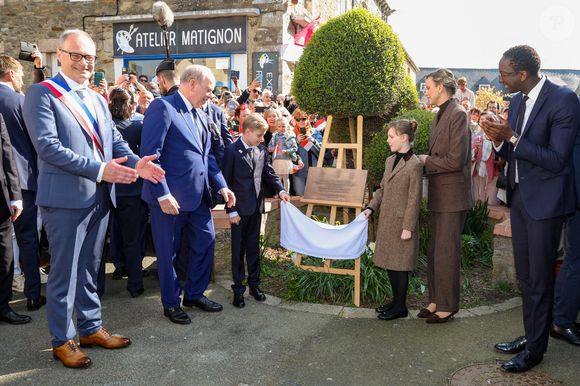 Le prince Albert II de Monaco, Le prince Jacques de Monaco, marquis des Baux, La princesse Gabriella de Monaco, comtesse de Carladès, La princesse Charlène de Monaco, Jean-René Carfantan, maire de Matignon lors d'une visite à Matignon le 9 avril 2025.
En fin de matinée, le Couple princier et Ses enfants sont accueillis par François de
Keréver, préfet des Côtes-d’Armor, et par Jean-René Carfantan, maire de Matignon, commune d’où est originaire la famille de Matignon.
Après une promenade dans le bourg à la découverte du marché traditionnel, la Famille princière dévoile une plaque commémorative en souvenir de Sa visite.

© Dominique Jacovides / Bestimage