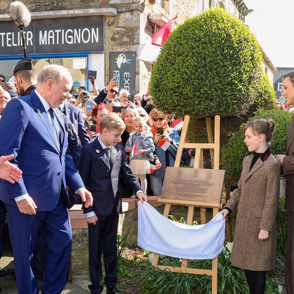 Le prince Albert II de Monaco, Le prince Jacques de Monaco, marquis des Baux, La princesse Gabriella de Monaco, comtesse de Carladès, La princesse Charlène de Monaco, Jean-René Carfantan, maire de Matignon lors d'une visite à Matignon le 9 avril 2025.
En fin de matinée, le Couple princier et Ses enfants sont accueillis par François de
Keréver, préfet des Côtes-d’Armor, et par Jean-René Carfantan, maire de Matignon, commune d’où est originaire la famille de Matignon.
Après une promenade dans le bourg à la découverte du marché traditionnel, la Famille princière dévoile une plaque commémorative en souvenir de Sa visite.

© Dominique Jacovides / Bestimage