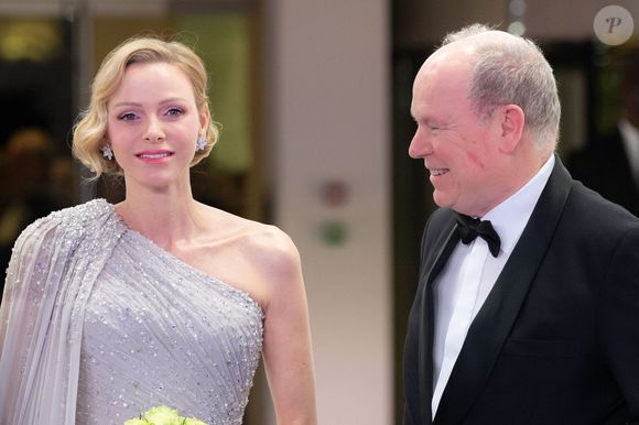 Cet événement caritatif emblématique se tient chaque année au profit de la Fondation Princesse Grace.

Le prince Albert II de Monaco et la Princesse Charlène de Monaco assistent à la 70e édition du Bal de la Rose au Sporting Club de Monte-Carlo à Monaco, le 21 mars 2026. © Olivier Huitel/Pool Monaco/Bestimage