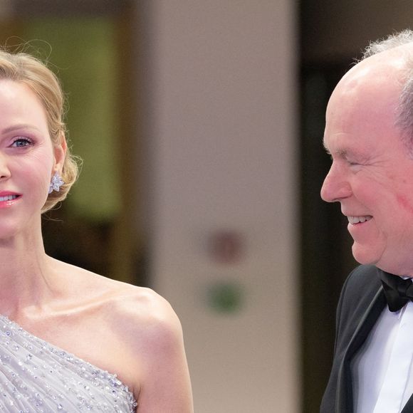 Cet événement caritatif emblématique se tient chaque année au profit de la Fondation Princesse Grace.

Le prince Albert II de Monaco et la Princesse Charlène de Monaco assistent à la 70e édition du Bal de la Rose au Sporting Club de Monte-Carlo à Monaco, le 21 mars 2026. © Olivier Huitel/Pool Monaco/Bestimage