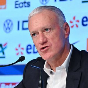 Il a réitéré cet exploit en tant que sélectionneur en 2018

Didier Deschamps annonce la liste des joueurs pour les matches amicaux face à l’Allemagne et au Chili lors d'une conférence de presse à Paris, le 14 mars 2024. 
© Federico Pestellini / Panoramic / Bestimage