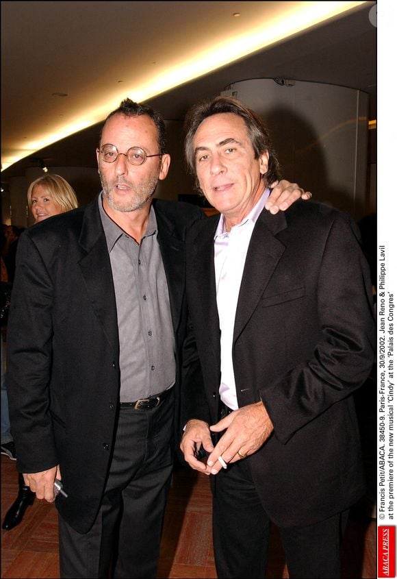 © Francis Petit/ABACA. 38450-9. Paris-France, 30/9/2002. Jean Reno et Philippe Lavil à la première de la nouvelle comédie musicale 'Cindy' au Palais des Congrès.