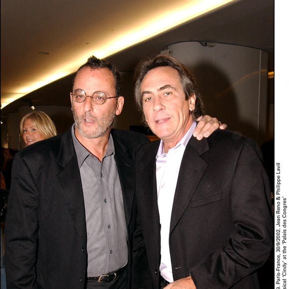 © Francis Petit/ABACA. 38450-9. Paris-France, 30/9/2002. Jean Reno et Philippe Lavil à la première de la nouvelle comédie musicale 'Cindy' au Palais des Congrès.