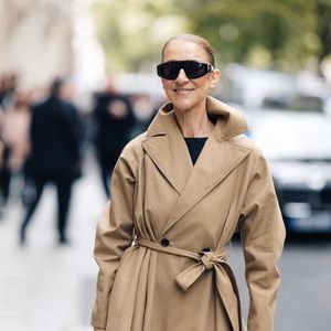 Céline Dion - Céline Dion acclamée par ses fans à la sortie du palace Royal Monceau à Paris. Céline Dion fait son grand retour sur scène à Paris avec une série de concerts exceptionnels à la Paris La Défense Arena du 12 septembre au 17 octobre 2026. Seize dates exclusives en septembre et octobre 2026, ainsi que dix dates en mai 2027, pour un spectacle qui s'annonce d'ores et déjà historique. Paris le31/08/2026.
© Tiziano Da Silva / Bestimage