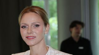 Lors d'une sortie officielle, Charlene de Monaco porte d'ores et déjà ce qui vient d'être annoncé comme la couleur de l'année 2026