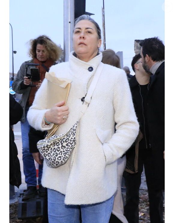 "Est ce que le courage de Gisèle Pelicot lors de son combat aura contribué inconsciemment à m'en donner aussi ? Sûrement", a-t-elle écrit sur Instagram au sujet de cette musique dont on peut voir dans le clip le visage de Caroline Darian, autre victime de Dominique Pelicot, son propre père… 

Caroline Darian, fille de G.Pélicot - Dernier jour du procès des viols de Mazan: Dominique Pélicot arrive au palais de justice d'Avignon lors du procès de son ex-mari D.Pelicot, accusé de l'avoir droguée pendant près de dix ans et d'avoir invité des inconnus à la violer à leur domicile de Mazan, une petite ville du sud de la France, à Avignon le 19 décembre 2024.  © Franz Chavaroche / Bestimage