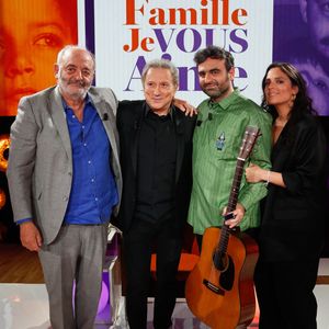 Exclusif - Louis Chedid, Micher Drucker, Joseph Chedid, Anna Chedid lors du backstage de l'enregistrement de l'émission "Famille je vous aime" présentée par M. Drucker et qui sera diffusée le 13 juin 2025 sur France 3, aux Studios rive gauche à Paris, France, le 15 avril 2025. © Clovis-Gaffiot/Bestimage
Tout au long de sa carrière, Michel Drucker a interviewé les parents de ses invités pour comprendre leur parcours. Il a tissé des liens avec chacune de leur famille. Voilà comment est née l'idée de " Famille je vous aime ".

Cette émission diffusée en prime time sur France 3, entre la Fête des Mères et la Fête des Pères, a pour thème principal la transmission.

La famille a toujours inspiré les artistes que ce soit en chanson ou en humour. Gad Elmaleh, le parrain de cette première émission sera accompagné de Régine et David, ses parents. Il y aura également Dany Brillant, Anne Roumanoff, Roman Doduick et leur maman, Michèle Bernier, Laurent Voulzy, Gérard Lanvin, Louis Chedid, Michel et Beatrice Leeb et leurs enfants, mais aussi David Hallyday et Olivier de Benoist dont les récents spectacles abordent ce sujet.

Entre émotion et fous rires, nous n'avons pas fini d'aimer ces drôles de Familles !
