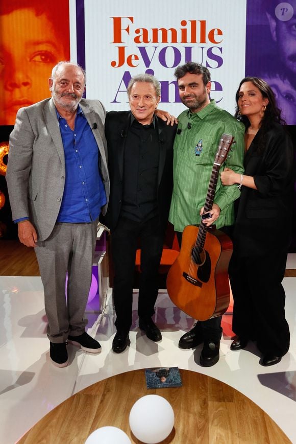 Exclusif - Louis Chedid, Micher Drucker, Joseph Chedid, Anna Chedid lors du backstage de l'enregistrement de l'émission "Famille je vous aime" présentée par M. Drucker et qui sera diffusée le 13 juin 2025 sur France 3, aux Studios rive gauche à Paris, France, le 15 avril 2025. © Clovis-Gaffiot/Bestimage
Tout au long de sa carrière, Michel Drucker a interviewé les parents de ses invités pour comprendre leur parcours. Il a tissé des liens avec chacune de leur famille. Voilà comment est née l'idée de " Famille je vous aime ".

Cette émission diffusée en prime time sur France 3, entre la Fête des Mères et la Fête des Pères, a pour thème principal la transmission.

La famille a toujours inspiré les artistes que ce soit en chanson ou en humour. Gad Elmaleh, le parrain de cette première émission sera accompagné de Régine et David, ses parents. Il y aura également Dany Brillant, Anne Roumanoff, Roman Doduick et leur maman, Michèle Bernier, Laurent Voulzy, Gérard Lanvin, Louis Chedid, Michel et Beatrice Leeb et leurs enfants, mais aussi David Hallyday et Olivier de Benoist dont les récents spectacles abordent ce sujet.

Entre émotion et fous rires, nous n'avons pas fini d'aimer ces drôles de Familles !