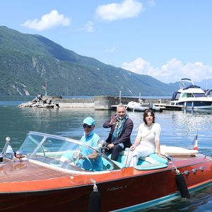Exclusif - Antoine Dulery et Mathilde Seigner en Riva sur le Lac du Bourget lors de la 3ème édition du Festival du Cinema Français et de la gastronomie d'Aix-les-Bains le 5 juin 2024. © Denis Guignebourg / Bestimage