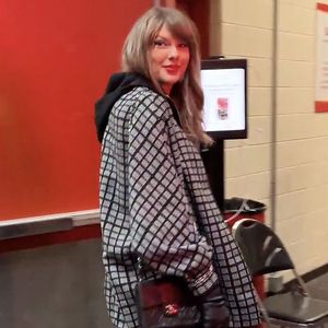 Taylor Swift est magnifique en Chanel alors qu'elle arrive pour regarder son petit ami Travis Kelce et son équipe dans les séries éliminatoires de la NFL. ©Backgrid UK/ Bestimage