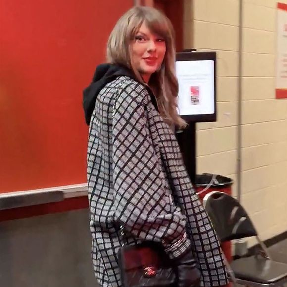 Taylor Swift est magnifique en Chanel alors qu'elle arrive pour regarder son petit ami Travis Kelce et son équipe dans les séries éliminatoires de la NFL. ©Backgrid UK/ Bestimage