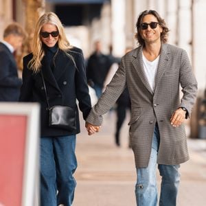 Exclusif - Gwyneth Paltrow et son mari Brad Falchuck profitent d'une balade en amoureux dans les rues parisienne lors de la Fashion Week de Paris (PFW), à Paris, France, le 24 septembre 2024. © Pierre Perusseau/Bestimage