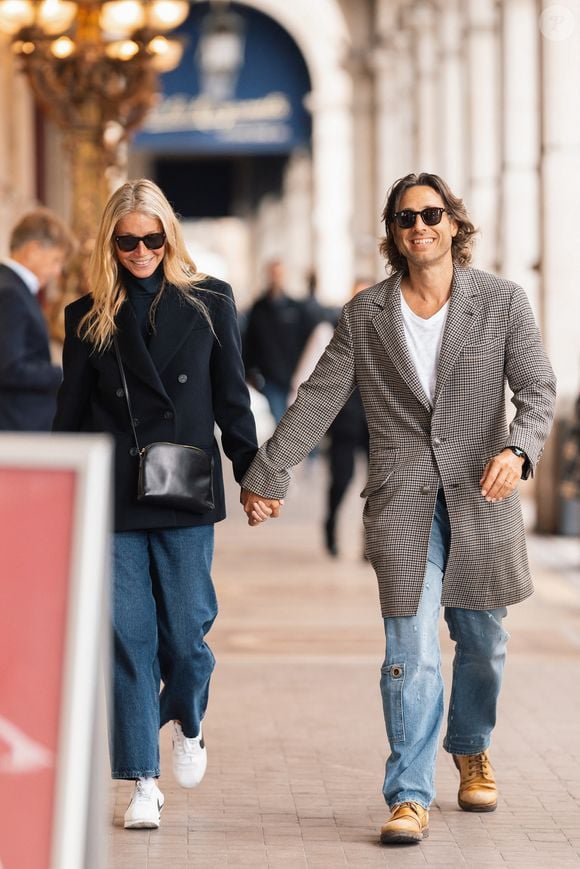 Exclusif - Gwyneth Paltrow et son mari Brad Falchuck profitent d'une balade en amoureux dans les rues parisienne lors de la Fashion Week de Paris (PFW), à Paris, France, le 24 septembre 2024. © Pierre Perusseau/Bestimage