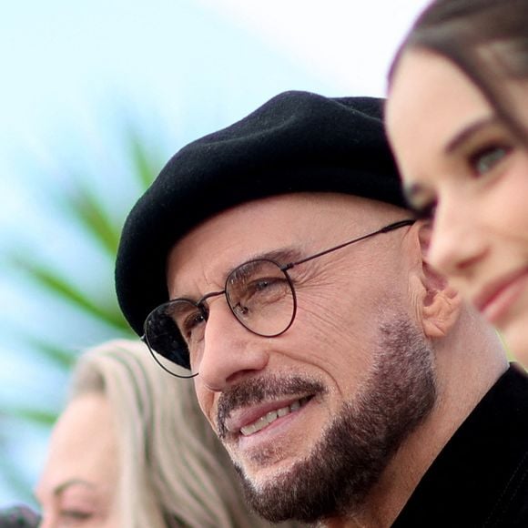 Interrogé par la chaîne américaine CNN sur ce buzz mode, il s'est confié sur sa volonté de marquer une rupture avec son passé d'acteur

John Travolta au photocall du film "Propeller One-Way Night Coach" lors du 79ème Festival International du Film de Cannes, France, le 16 mai 2026. © Jacovides-Moreau/bestimage
