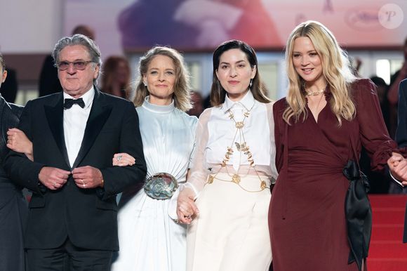 Daniel Auteuil, Jodie Foster, Rebecca Zlotowski, Virginie Efira - Descente des marches du film « Vie privée » lors du 78ème Festival International du Film de Cannes, au Palais des Festivals à Cannes. Le 20 mai 2025
© Olivier Borde / Bestimage