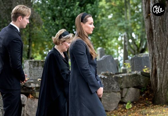 Sonja a pu compter sur la présence de ses enfants et petits-enfants durant ce moment de recueillement. 

Le roi Haakon, la reine Sonja et la princesse héritière Ingrid Alexandra lors de la cérémonie funéraire du roi Harald V de Norvège en l'église d'Asker, en Norvège, le 30 août 2026. Dana Press / Bestimage