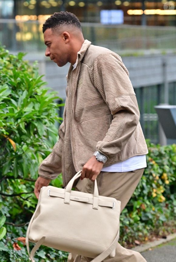 Ce mardi 16 décembre 2025, le verdict est tombé : 

Kylian Mbappe - Arrivée des joueurs de l'Equipe de France au centre d'entraînement de Clairefontaine, le 10 novembre 2025. Ils s'apprêtent à disputer deux matchs décisifs contre l'Ukraine le 13 novembre 2025 puis l'Azerbaïdjan, le 16 novembre 2025, dans le cadre de la campagne de qualification pour le Mondial 2026.
© Christian Liewig / Bestimage