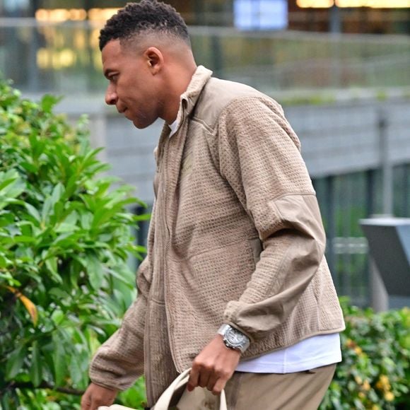 Ce mardi 16 décembre 2025, le verdict est tombé : 

Kylian Mbappe - Arrivée des joueurs de l'Equipe de France au centre d'entraînement de Clairefontaine, le 10 novembre 2025. Ils s'apprêtent à disputer deux matchs décisifs contre l'Ukraine le 13 novembre 2025 puis l'Azerbaïdjan, le 16 novembre 2025, dans le cadre de la campagne de qualification pour le Mondial 2026.
© Christian Liewig / Bestimage