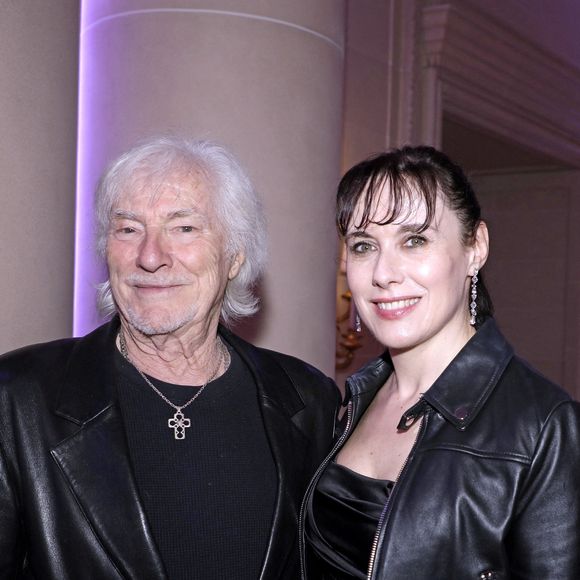 Ce lundi 18 août 2025, le célèbre chanteur fête son 96ème anniversaire. Un bel événement qu'il va certainement fêter avec son épouse Murielle, de 45 ans sa cadette. 

Hugues Aufray et sa femme Murielle (Muriel) Aufray lors de la cérémonie des Stéthos d'Or 2024 à Paris. Le 18 mars 2024 © Cédric Perrin / Bestimage