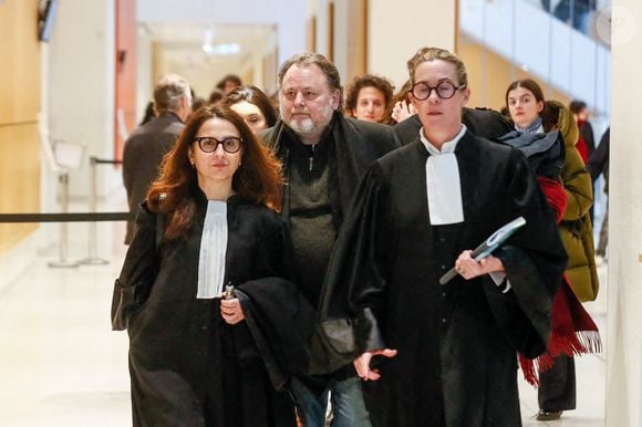Christophe Ruggia arrive avec ses avocates Fanny Collin et Orly Rezlan au tribunal - Le réalisateur Christophe Ruggia, poursuivi pour agressions sexuelles envers la comédienne Adèle Haenel, condamné à deux de prison ferme avec port de bracelet électronique va faire appel de la décision, au tribunal judiciaire de Paris, France, le 3 février 2025. © Christophe Clovis/Bestimage