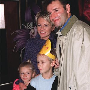 © Nicolas Khayat/ABACA. Paris, France, 11/03/2001. Pierre Sled, son épouse Sophie Davant et leurs enfants Valentine et Nicolas lors de la première du film : « Les Nouvelles Aventures de l'Empereur ».