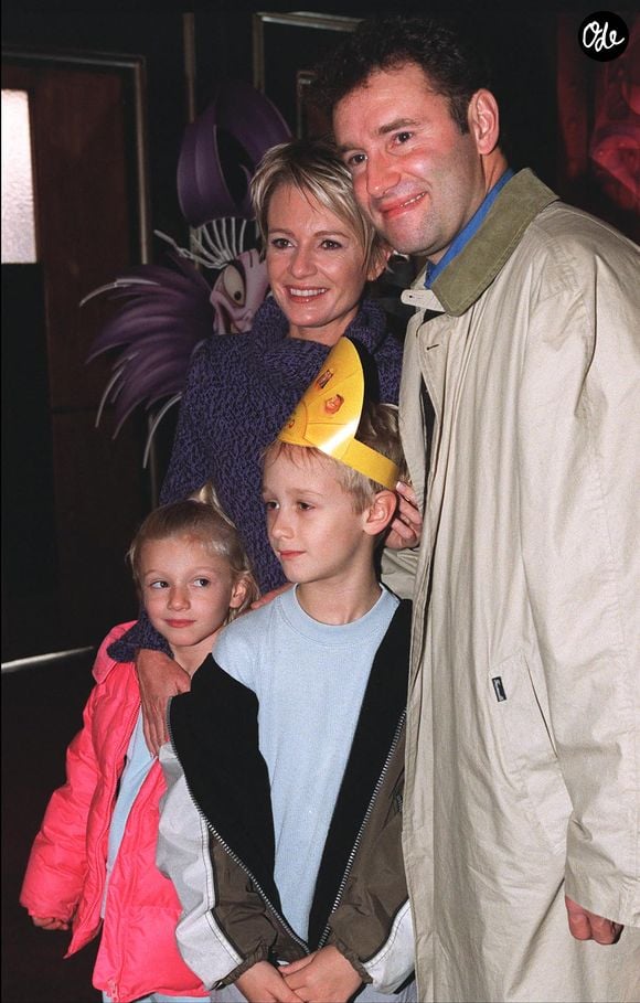 © Nicolas Khayat/ABACA. Paris, France, 11/03/2001. Pierre Sled, son épouse Sophie Davant et leurs enfants Valentine et Nicolas lors de la première du film : « Les Nouvelles Aventures de l'Empereur ».