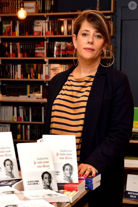 Giulia Foïs (soeur de Marina Foïs), la journaliste écrivain, est à Nice, le 15 octobre 2020, dans le cadre de la vingtième édition du Festival C'est Trop Court, pour y présenter son nouveau livre "Je suis une sur deux". © Bruno Bebert / Bestimage