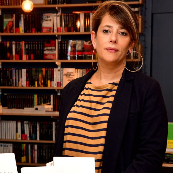 Giulia Foïs (soeur de Marina Foïs), la journaliste écrivain, est à Nice, le 15 octobre 2020, dans le cadre de la vingtième édition du Festival C'est Trop Court, pour y présenter son nouveau livre "Je suis une sur deux". © Bruno Bebert / Bestimage