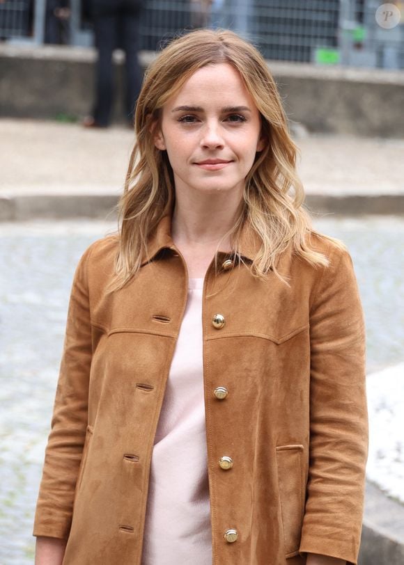 Emma Watson aux arrivées du défilé Miu Miu Collection Femme Prêt-à-Porter Printemps/Eté 2026 lors de la Fashion Week de Paris (PFW), au Conseil Économique, social et environnemental, Palais d'lena, à Paris, France, le 6 octobre 2025. © Denis Guignebourg / Bestimage