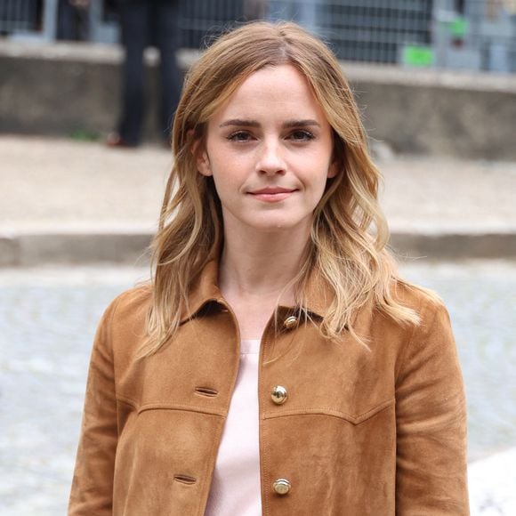 Emma Watson aux arrivées du défilé Miu Miu Collection Femme Prêt-à-Porter Printemps/Eté 2026 lors de la Fashion Week de Paris (PFW), au Conseil Économique, social et environnemental, Palais d'lena, à Paris, France, le 6 octobre 2025. © Denis Guignebourg / Bestimage